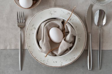 Paskalyanız kutlu olsun. Paskalya sofrasında keten peçete ve yumurtadan yapılmış Paskalya tavşanı. Zarif Paskalya brunch sehpası