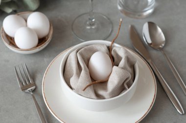 Paskalyanız kutlu olsun. Paskalya sofrasında keten peçete ve yumurtadan yapılmış Paskalya tavşanı. Zarif Paskalya brunch sehpası