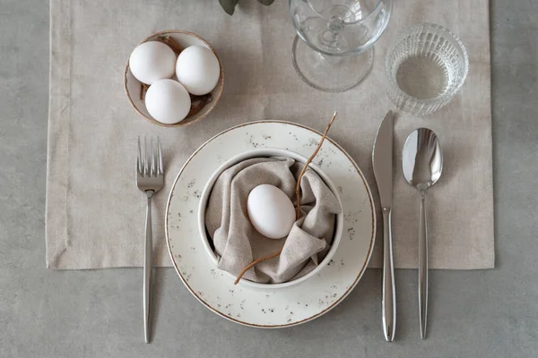 复活节快乐的餐桌布置 用亚麻布餐巾和鸡蛋做的复活节兔子的节日餐桌 时尚雅致的复活节早餐桌布置 — 图库照片