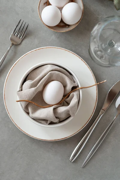 Tisch Gedeckt Für Ein Frohes Osterfest Festliche Ostertischdekoration Mit Osterhasen — Stockfoto