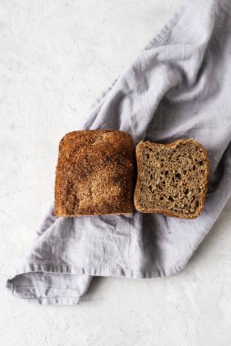 Beyaz arka planda taze ev yapımı ekmek. Ekmek dokusu. Ekmek masada.