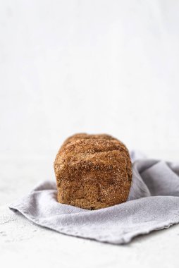 Beyaz arka planda taze ev yapımı ekmek. Ekmek dokusu. Ekmek masada.