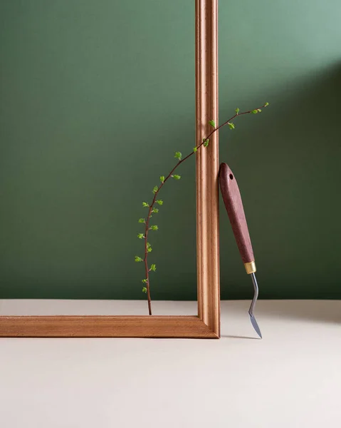 Fotografía Naturaleza Muerta Minimalismo Bodegón Con Cuchillo Paleta Rama Verde —  Fotos de Stock