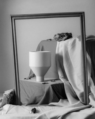 Durgun bir fotoğraf. Vazo, taş ve ahşap çerçeveli bir hayat. Siyah beyaz fotoğraf.