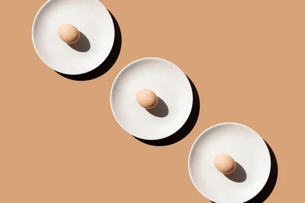 米色背景上的卵子图案 顶部视图 生鸡蛋在米色盘子里 照片为自然色彩 — 图库照片