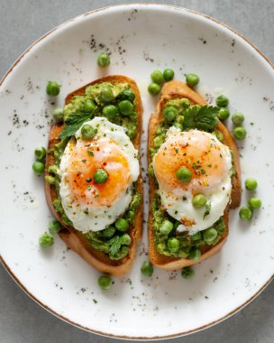 Beton zeminde yeşil bezelye ve yumurtalı tost. Ev yapımı sağlıklı bezelye tostu. 