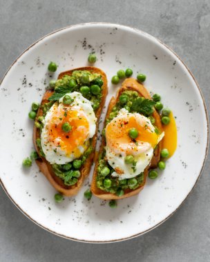 Beton zeminde yeşil bezelye ve yumurtalı tost. Ev yapımı sağlıklı bezelye tostu. 