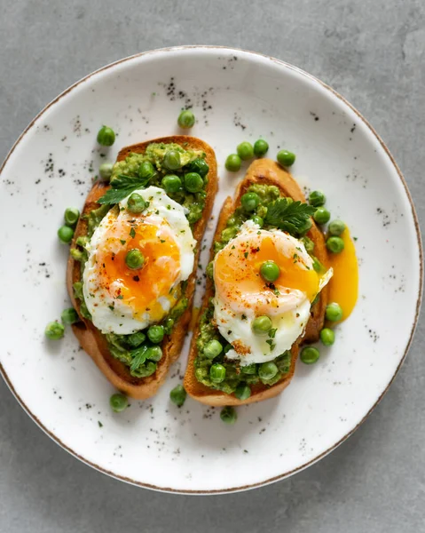 Beton zeminde yeşil bezelye ve yumurtalı tost. Ev yapımı sağlıklı bezelye tostu. 