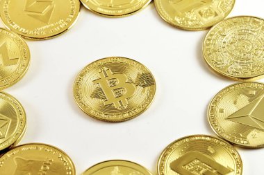 Bitcoin Kripto Birimi beyaz, altın madeni para, madencilik, gelecek para izole