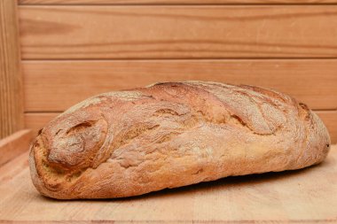 Tahta bir masadaki ekmek bıçağı izole edilmiş.