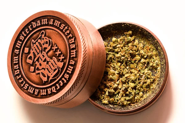 大麻のグラインダー マリファナの芽 — ストック写真