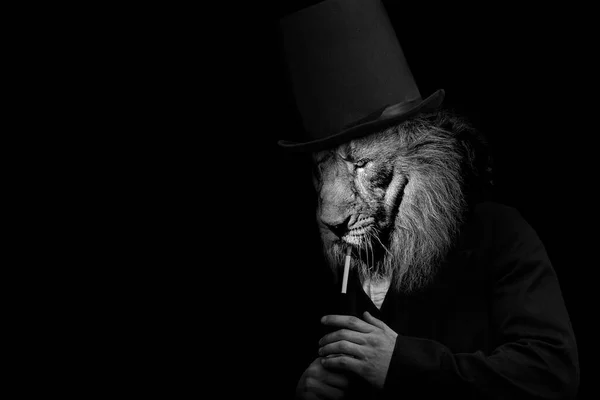Людина Формі Лева Лева Людина Тварина Обличчя Ізольовано Чорно Білий — стокове фото