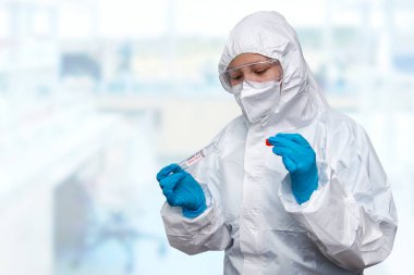 COVID-19 örnek toplama seti tutan tıbbi sağlık teknisyeni, beyaz PPE koruyucu giysi maskesi eldivenleri giyiyor, OP NP hasta numunesi almak için test tüpü, PCR DNA test süreci