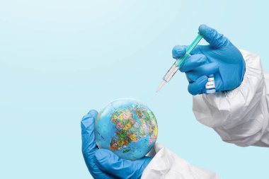 Coronavirus aşısı konsepti şırıngası, aşı ve iğne şırıngası enjekte eden eldiven giyen doktor el, Dünya gezegenine, Coronavirus COVID-19