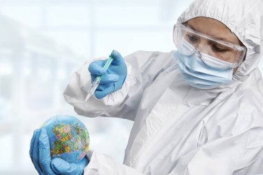 Coronavirus aşısı konsepti şırıngası, aşı ve iğne şırıngası enjekte eden eldiven giyen doktor el, Dünya gezegenine, Coronavirus COVID-19