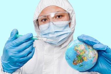 Coronavirus aşısı konsepti şırıngası, aşı ve iğne şırıngası enjekte eden eldiven giyen doktor el, Dünya gezegenine, Coronavirus COVID-19
