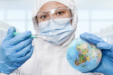 Coronavirus aşısı konsepti şırıngası, aşı ve iğne şırıngası enjekte eden eldiven giyen doktor el, Dünya gezegenine, Coronavirus COVID-19