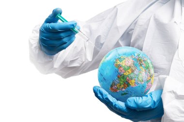 Coronavirus aşısı konsepti şırıngası, aşı ve iğne şırıngası enjekte eden eldiven giyen doktor el, Dünya gezegenine, Coronavirus COVID-19
