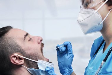 Sağlık hizmetleri, şüpheli bir koronavirüs hastası olan COVID-19 üzerinde PCR testi yapıyor. Geniz örnekleri, NP ve OP oral, viral DNA tanılama prosedürü RT-PCR 