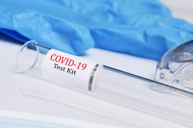 Kit, Covid-19, Coronavirus semptomlarını PPE ve PCR testleriyle test etti. Beyaz arka plan, gözlük, maske ve eldivenler virüse karşı korunmak için.