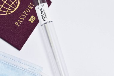 COVID-19 ve seyahat konsepti, Coronavirus PCR testi turistik İtalyan pasaportu. Havaalanındaki koronavirüs teşhisi kilit altında. Salgın sırasında Corona virüsü iş ve turizmi vurdu