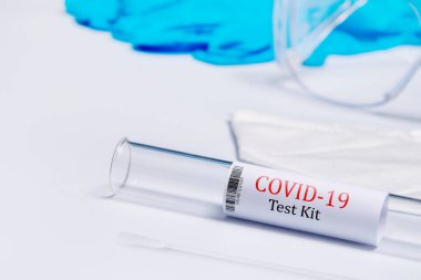 Kit, Covid-19, Coronavirus semptomlarını PPE ve PCR testleriyle test etti. Beyaz arka plan, gözlük, maske ve eldivenler virüse karşı korunmak için.