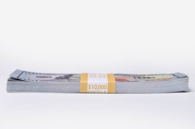 10 bin dolar, 10 bin dolar, beyaz arka planda izole edilmiş.