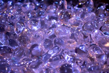 Cilalanmış levhada kuvars taşı kristalleri