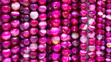 Cilalanmış levhada kuvars taşı kristalleri