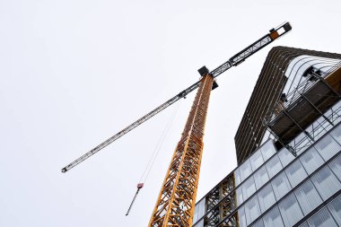 Crane ve bina yapım aşamasında, modern.