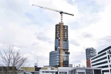 Crane ve bina yapım aşamasında, modern.