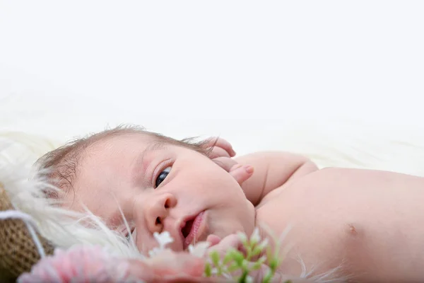 新生児の少女白地に隔離された — ストック写真