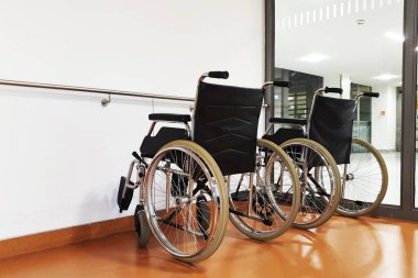 Hastanedeki tekerlekli sandalyeler, engellilere yardım
