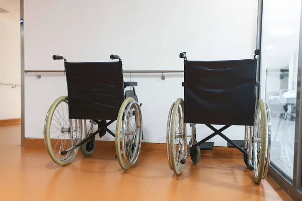 轮椅在医院 帮助残疾人 — 图库照片