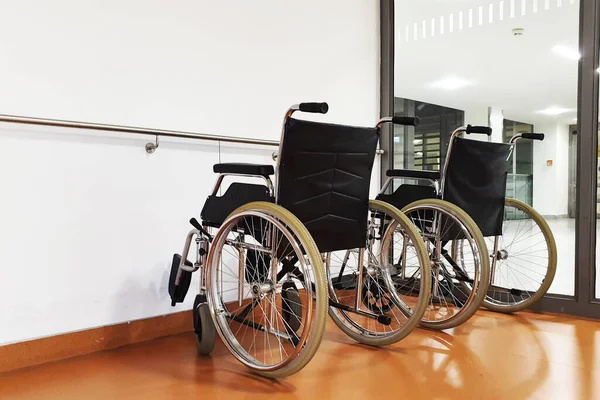 Hastanedeki tekerlekli sandalyeler, engellilere yardım