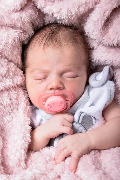 美しい新生児の女の子の睡眠 ピンクの背景 — ストック写真