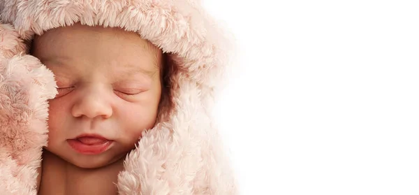 美しい新生児の女の子の睡眠 ピンクの背景 — ストック写真