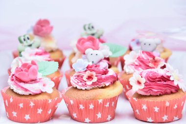 Lezzetli kekler, kız için pembe çöl.