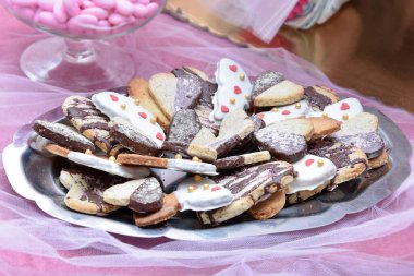 Kız için pembe tatlı, lezzetli yemekler.