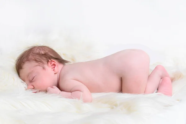 美しい新生児の女の子の睡眠 子供の隔離された白い背景 — ストック写真