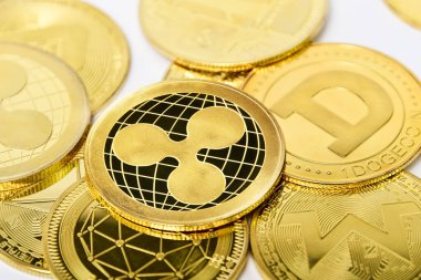 Dalgalanan altın para (XRP) kripto para birimi. Ripple, hem şifreli para birimi hem de finansal işlemler için dijital ödeme ağı görevi gören bir engelleme teknolojisidir.