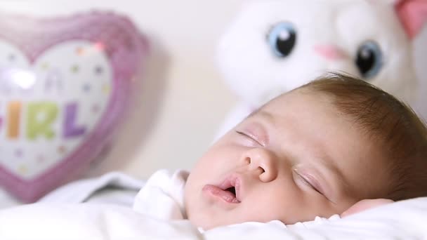 睡眠中の笑顔新生児の顔の肖像画 かわいい女の子 — ストック動画