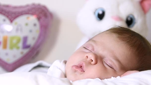 Close Van Slaap Pasgeboren Baby Gezicht Portret Schattig Meisje — Stockvideo