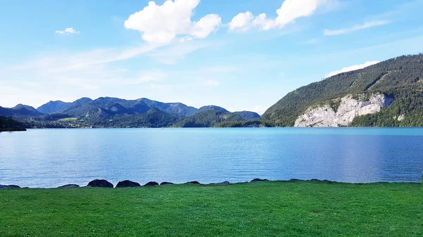 Water Stroomt Door Bergen Prachtige Natuur Achtergrond — Stockfoto