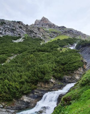 Dağların arasındaki tepeler ve yeşil ormanlar manzara, güzel doğa arka planı