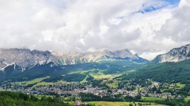 Dağlardaki bulutlar, güzel doğa arka planı, yeşil ağaçlar.