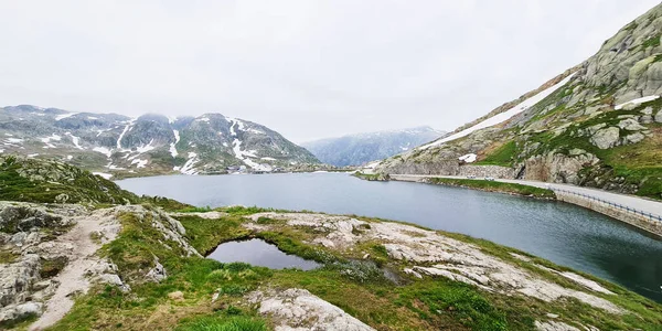 Água Que Flui Através Das Montanhas Belo Fundo Natureza — Fotografia de Stock