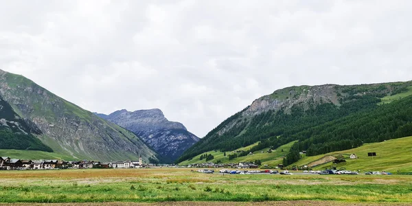 Heuvels Groene Bossen Midden Het Berglandschap Prachtige Natuur Achtergrond — Stockfoto