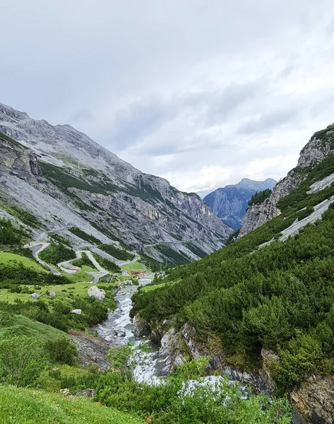 Wasser Fließt Durch Die Berge Schöne Naturkulisse — Stockfoto