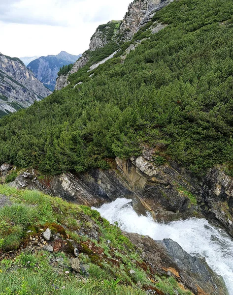 Dağlardan Akan Güzel Doğa Arka Planı — Stok fotoğraf
